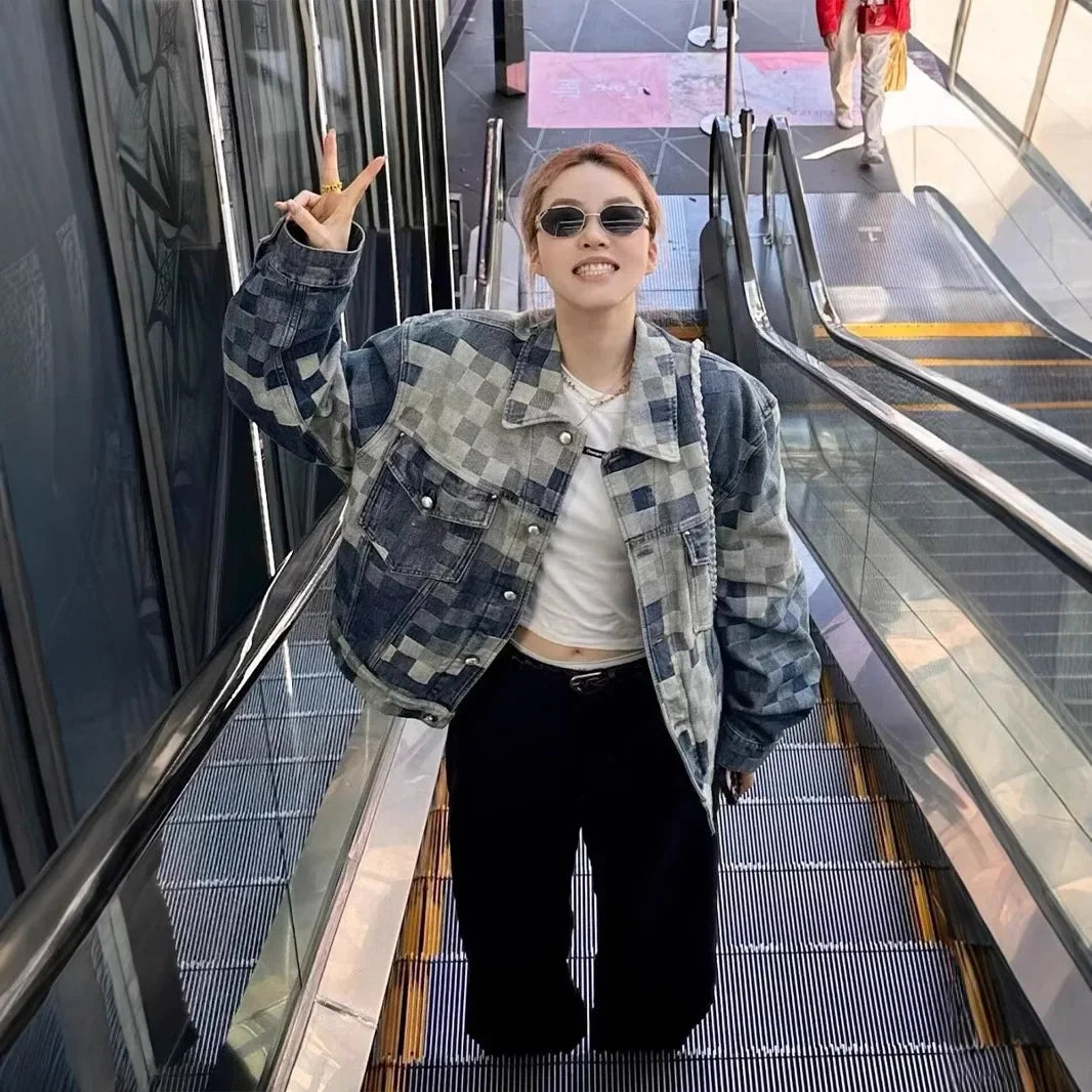 חליפת ג׳ינס פיקסלים  סטייל דיגיטלי מהרחוב